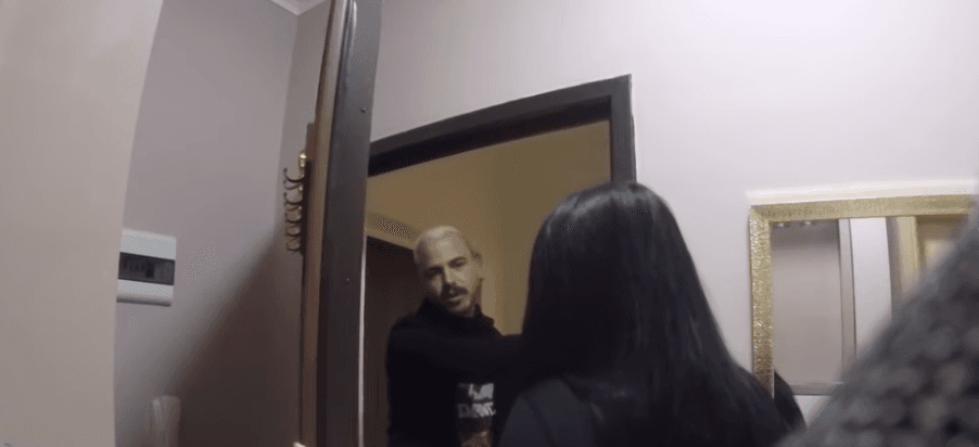 Gazetari i futet në krevat këngëtares shqiptare, ajo dëgjon sure nga Kur’ani para gjumit (VIDEO)