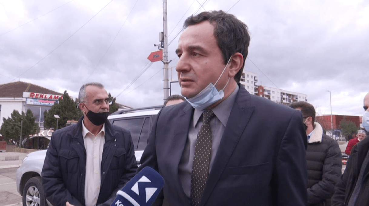 Mërgimtarët nga Drenica ndalen në fshatin e Albin Kurtit në Mal të Zi, vendosin flamurin e UÇK’së (FOTO)