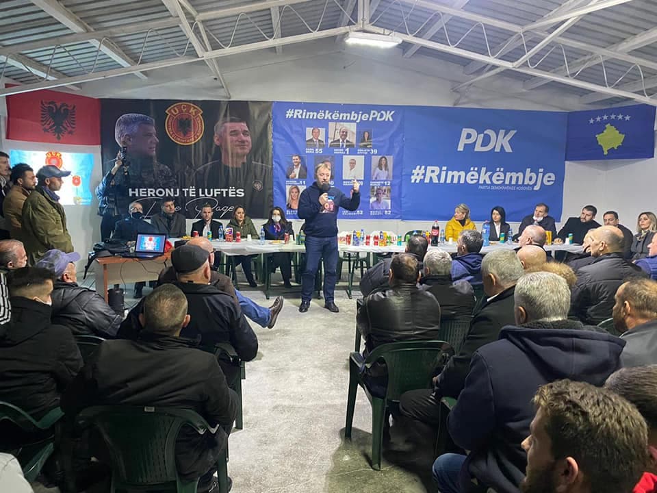 Likoci i Skenderajt e bën atë që nuk është parë më parë, rezervon karrige në shenjë respekti për Hashim Thaçin e Kadri Veselin (FOTO)