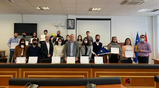 Parlamenti Evropian ndan certifikata për nxënësit e Drenasit, Kryetari Lladrovci zotohet për përkrahje