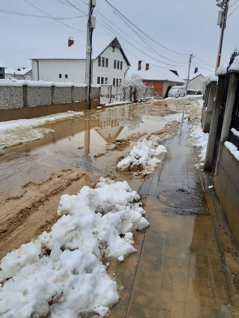Ankohen banorët, rruga e pakalueshme në këtë lagje të Skenderajt (FOTO)