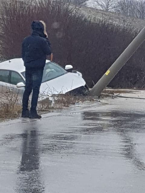 Vetura rrëshqet nga rruga, godet shtyllën elektrike në Drenas