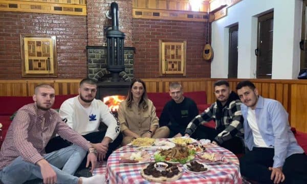 Besarta uron Vitin e Ri nga Oda e Jasharajve bashkë me Hamzën, Ademin, Shabanin, Besimin e Igballin