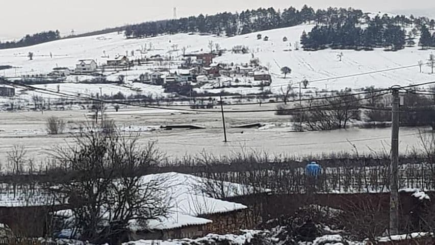 Dobroshevci i Drenasit nën ujë, shembet edhe ura