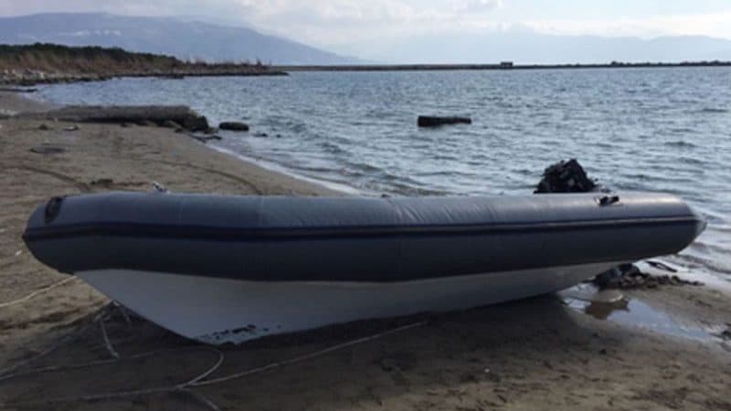 Kapet një gomone e dyshimtë në Vlorë, mund të jetë përdorur për trafikimin e sirianëve