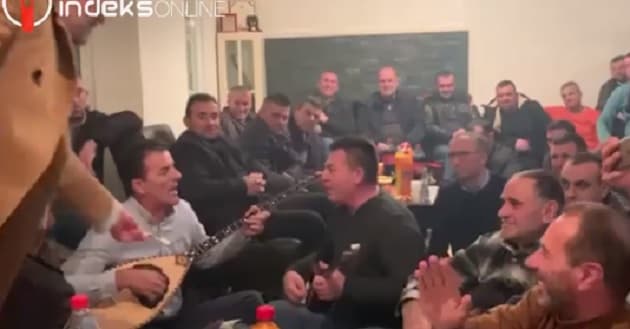 Drenica në përkrahje të PDK-së, i këndojnë Thaçit dhe Veselit |Video