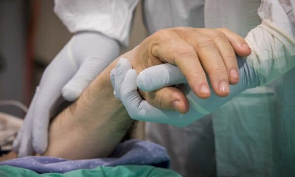 Lamtumira e dhimbshme e çiftit të infektuar me koronavirus