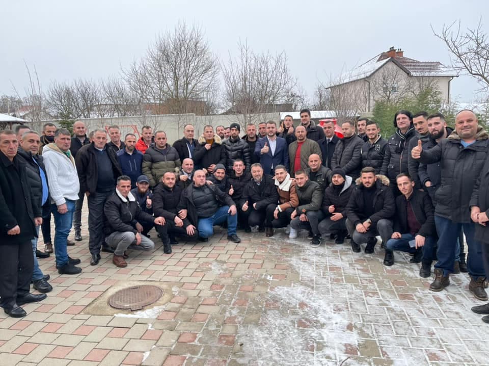 Dhjetëra të rinj vijnë nga Kaçaniku në Prekaz, për të përkrahur Mergim Lushtakun (FOTO)