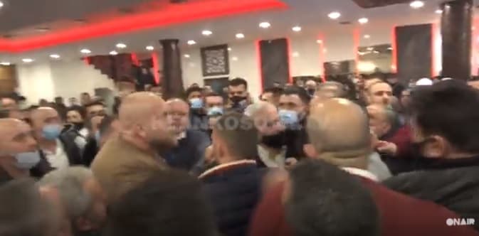 “Lëshom, kush është ai”, momenti kur Agim Bahtiri pengohet të përleshet në tubim |Video
