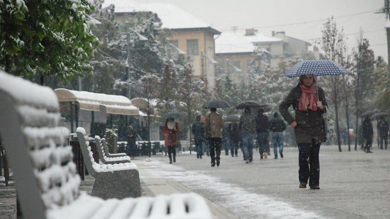 Si do jetë moti nesër: A do ketë reshje bore?