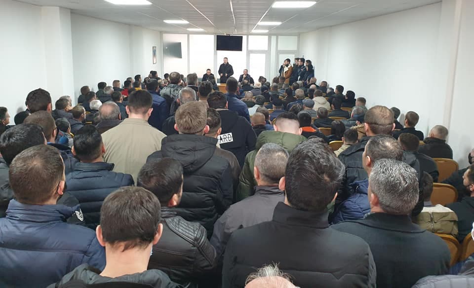 Nuk po i zë zyra e PDK-së në Skenderaj, përkrahesit e Sami Lushtakut dhe PDK-së (FOTO)