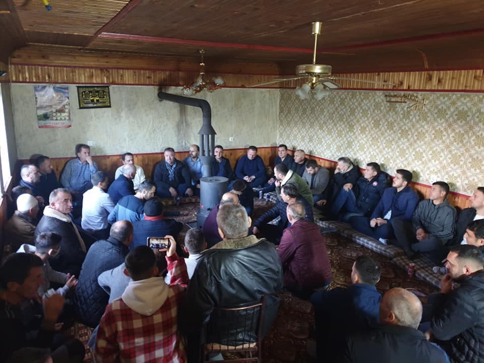 Mbushet oda në Aqarevë me përkrahës të Sami Lushtakut (FOTO)
