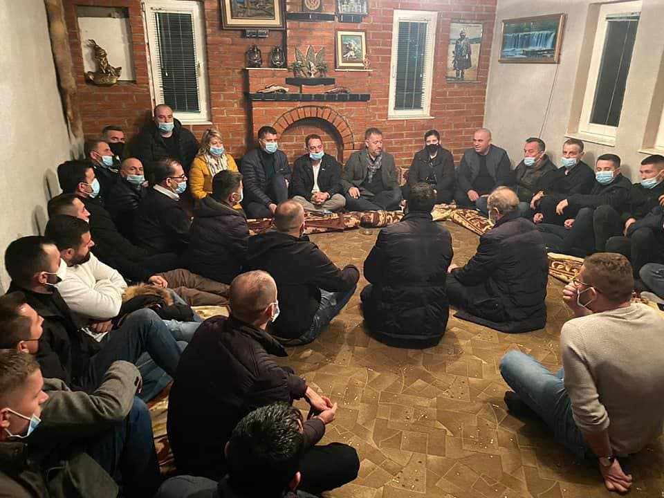 Nuk ndalet Sami Lushtaku, takime të vazhdueshme me përkrahës të tij (FOTO)