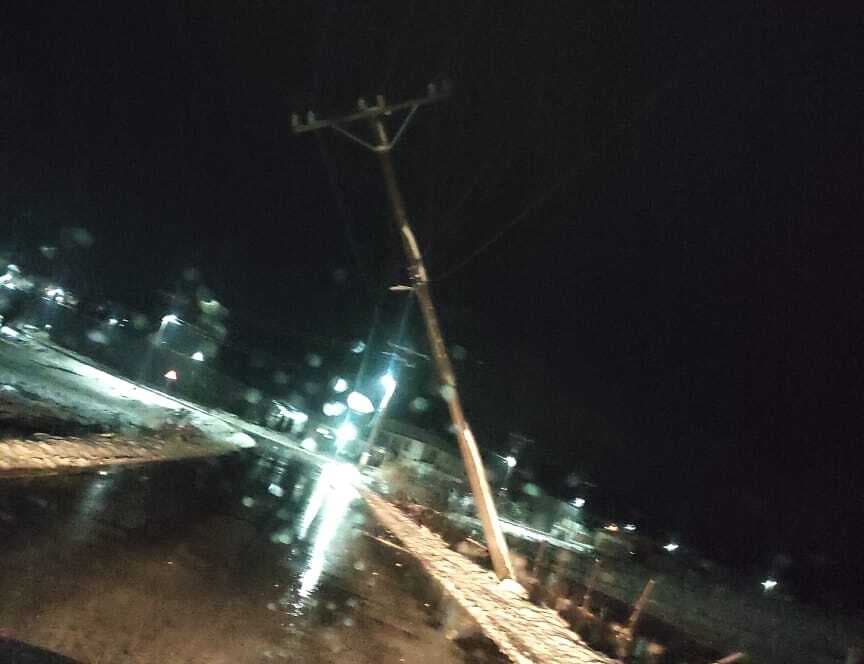 Shtylla elektrike që po rrezikon jetën e banorëve në fshatin Terstenik të Drenasit, KEDS, asnjë lëvizje për të rregulluar (FOTO)