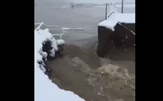 Reshjet e fundit në Drenas shkaktojnë dëme, ura bëhet e pakalueshme