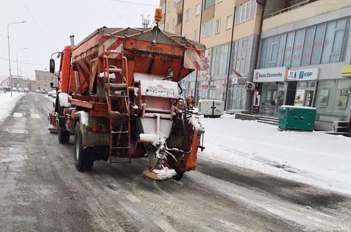 Reshjet e borës krijojnë vështirësi në rrugët e Drenasit, apel për kujdes