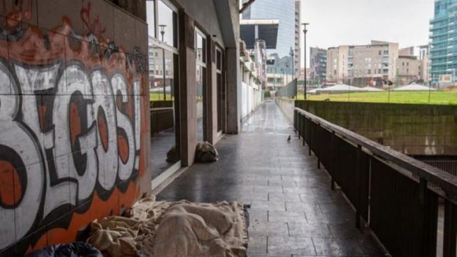 I pastrehë, gjendet i vdekur në stacionin e trenave, hetuesit habiten kur shikojnë llogarinë e tij bankare