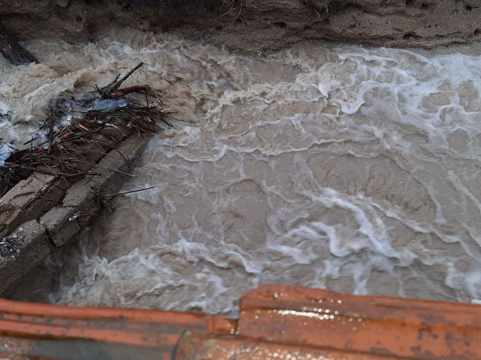 Reshjet e mëdha të shiut, shkatërohet ura në këtë fshat të Skenderajt |Video