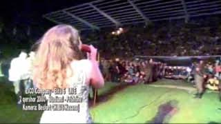 Video e rrallë e pasluftës, publiku në një zë me Leonora Jakupin në stadiumin e stërmbushur