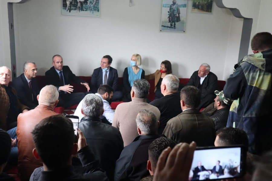 Albin Kurti sërish në Skënderaj, ja pamjet nga disa fshatra që i vizitoj