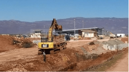 I bie kova e buldozerit, ndërron jetë punonjësi 35-vjeçari shqiptar në aeroport