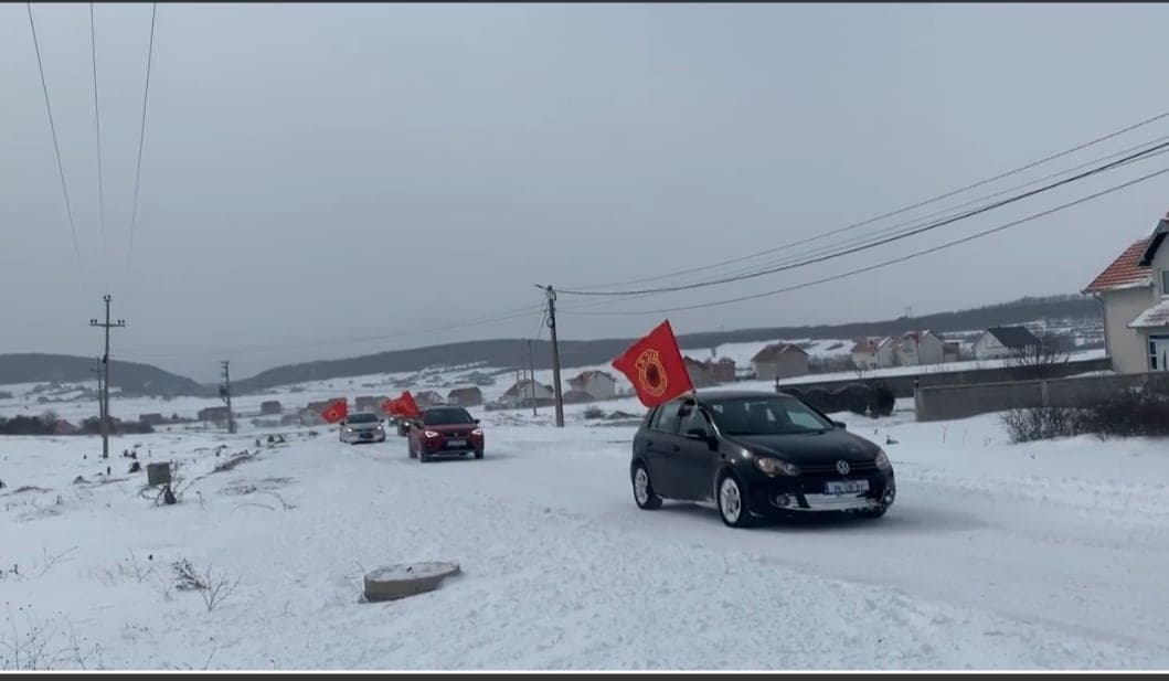 Në fshatin Baks të Skenderajt, banorët nisën të votojnë me makina e flamuj të UÇK-së (VIDEO)