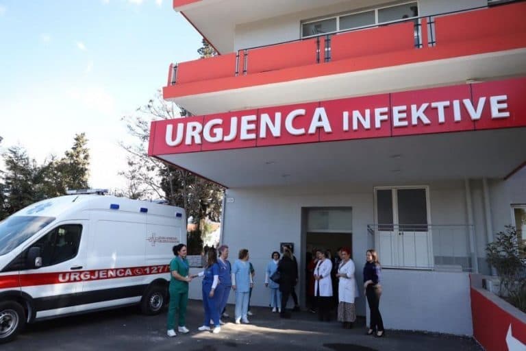 E dhimbshme: ‘Më falni se ju lodha’, mjekja tregon momentet e fundit të 17-vjeçarit që humbi jetën nga COVID-19