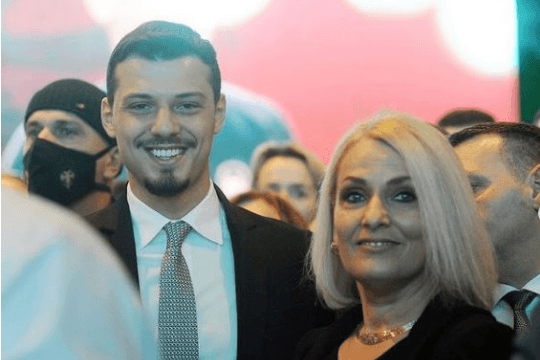 Në tubimin përmbyllës të PDK-së edhe familja e Hashim Thaçit dhe Kadri Veselit (FOTO)