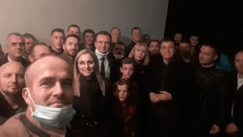 Albin Kurti pas vizitës në Skenderaj, ndalet në Prekaz, publikohet fotoja e Albin Kurtit me Hysni Mehanin (FOTO)