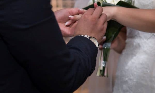 Pandemia la shqiptarët pa martuar, kurorëzimet kanë rënë me 22% në vitin 2020