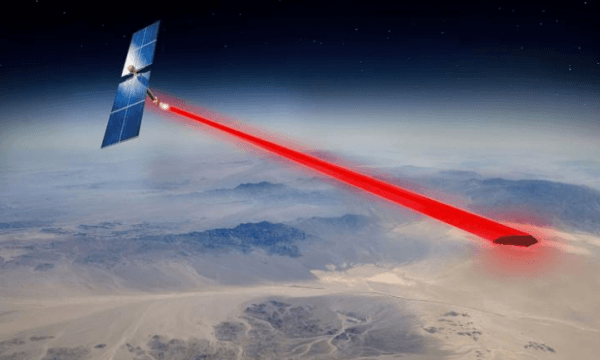 Një panel solar në hapësirë po grumbullon energji që një ditë mund të shpërndahet kudo në botë