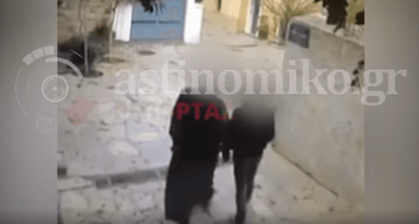 Featured image for Publikohet video: Prifti bën veprime të turpshme me të riun në mes të ditës