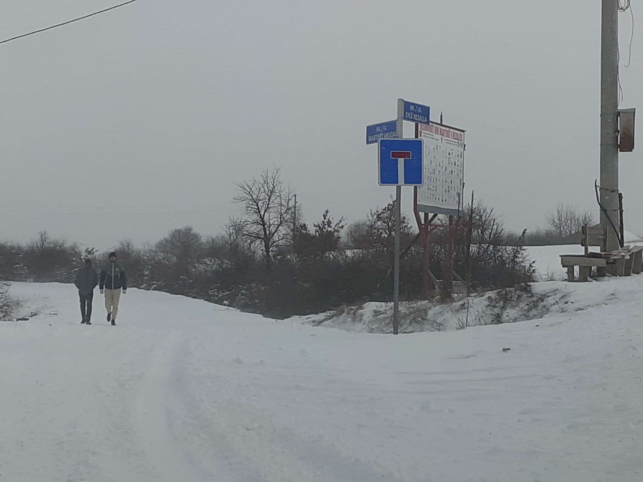 Banori nga Rezalla: Me çfarë qëllimi komuna e Skenderajt nuk i ka pastruar rrugët e fshatit tonë në tri lagje? (FOTO)
