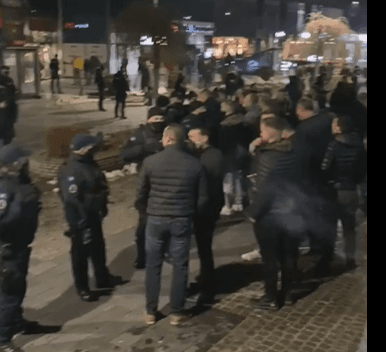 Policia interviston personat që sulmuan Albin Kurtin në Skenderaj