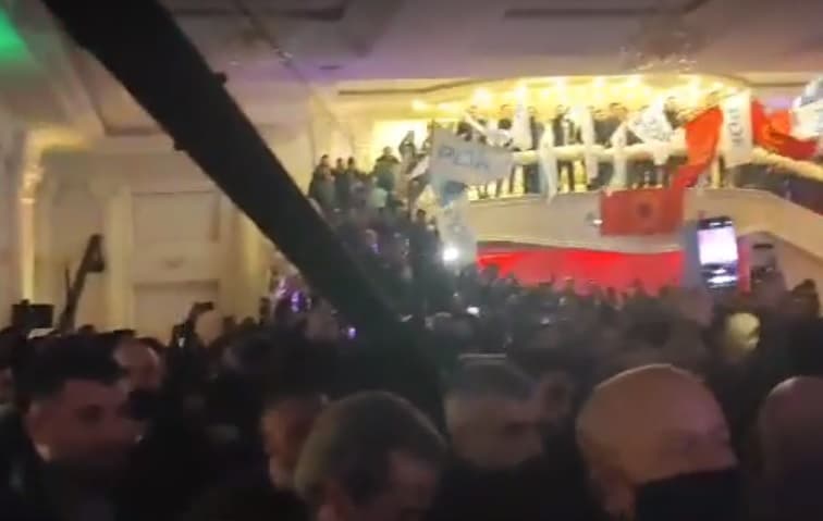 Kallet atmosfera në Skenderaj, në momentin që paraqitet Hashim Thaçi në video