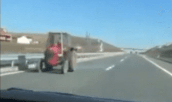 E rrezikshme: Nget traktorin në anën e kundërt të autostradës Mitrovicë – Vushtrri