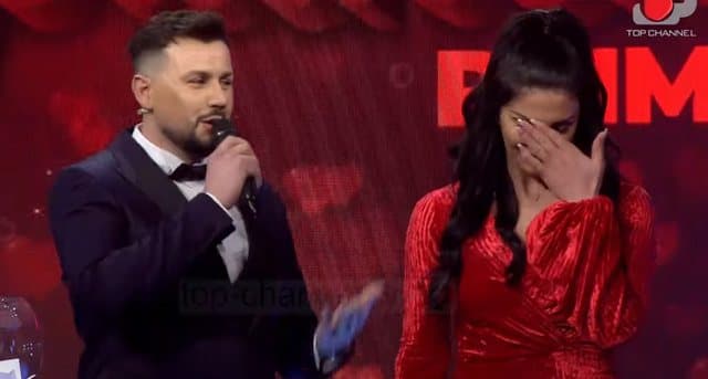 Duke shkëmbyer puthje e përqafime, Mevlani i këndon Ledjanës në koncert