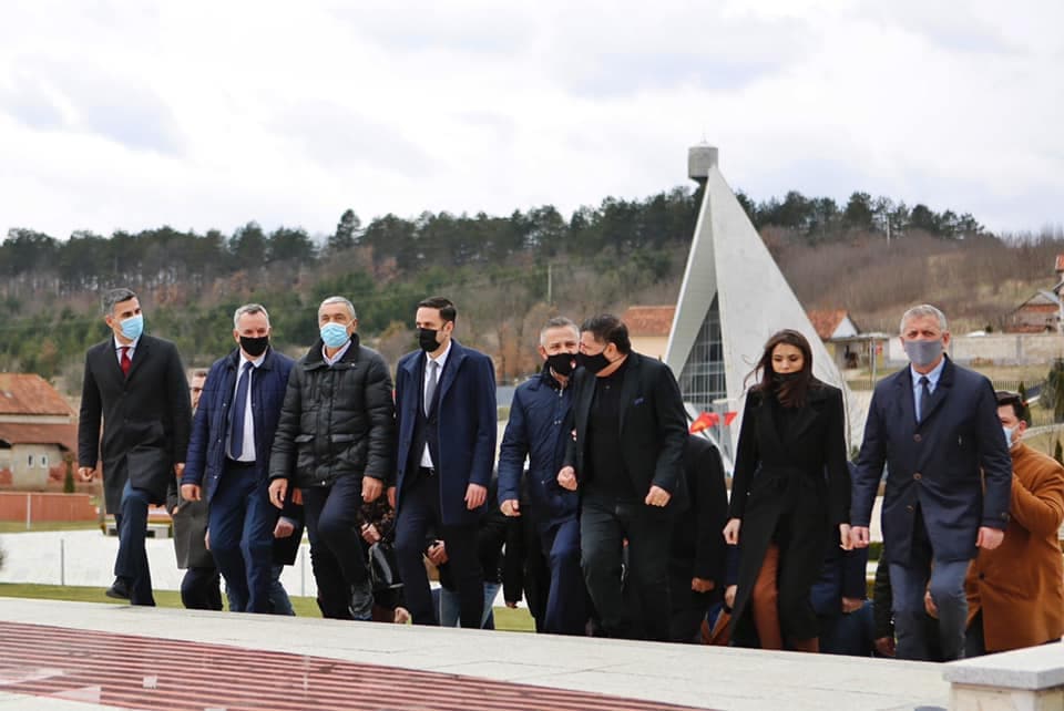 Lumir Abdixhiku në Prekaz, nderon sakrificën e Jasharajve