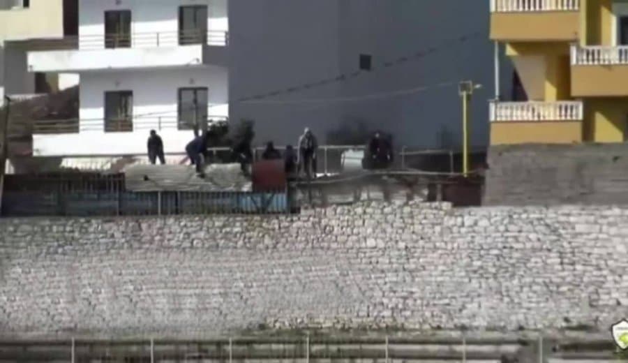 Prag tragjedie në futbollin shqiptar, tifozët bien nga ndërtesa