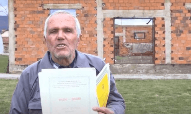 “O zot a po sheh?” — Fermeri i cili e pret grantin që dy dekada për kulmin e fermës që iu dogj në luftë