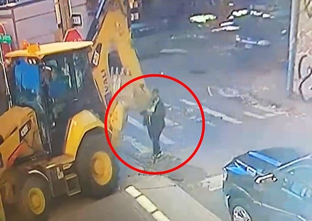 Pamje tmerruese: Infermierja goditet dhe shkelet nga një ekskavator derisa po kalonte rrugën