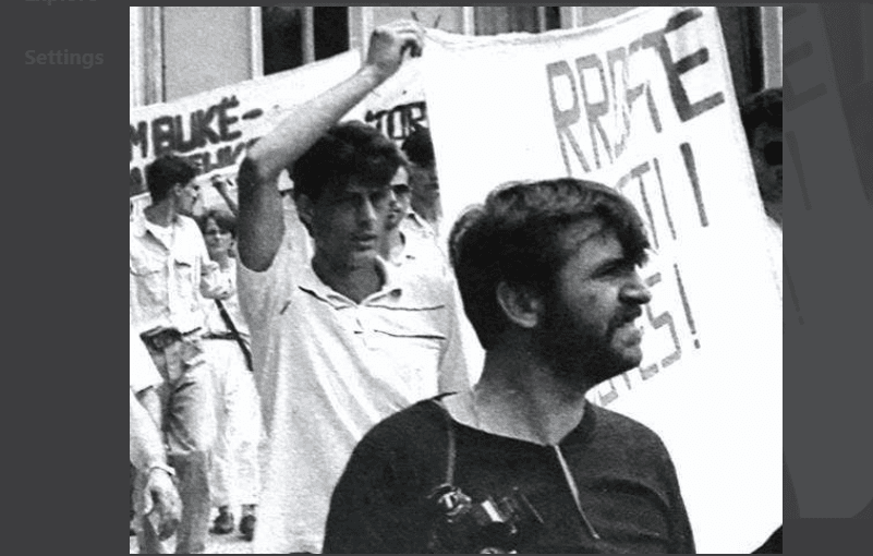 Ish-Presidentit Thaçi në protestat e vitit 1990 mbante në duar parullën “Rroftë shteti i Kosovës”
