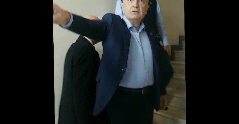 Çfarë po ndodh në Shqipëri?!- Presidenti Ilir Meta përplaset fizikisht me Policinë