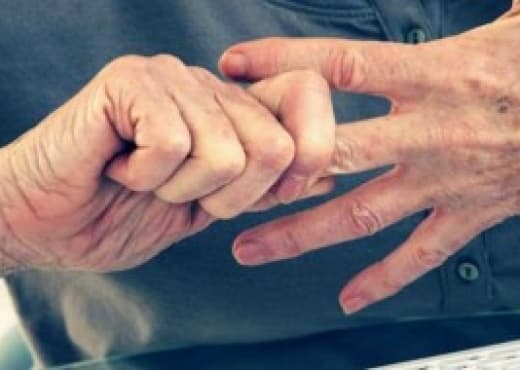 Kërcitja e gishtave si dhe 10 veprime të pasjellshme që i bëni pa vetëdije