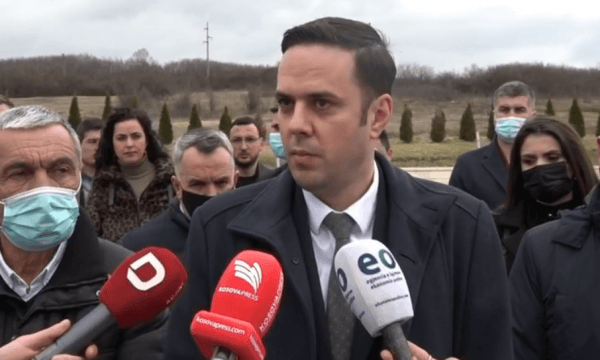 Kryetari i ri i LDK-së, përkulet para varrit të Adem Jasharit në Prekaz