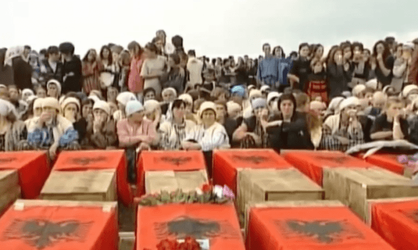 Pamje të rralla nga varrimi i 24 civilëve të vrarë në Likoshan e Çirez