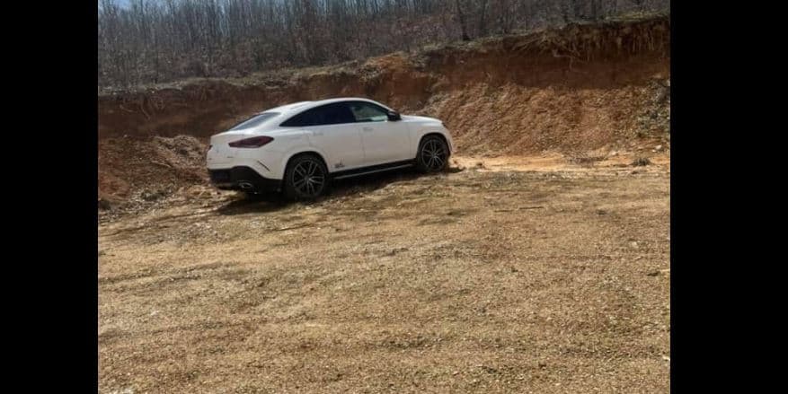 Mitrovicasi e gjenë veturën Mercedes që ia vodhën para më shumë se 1 javë