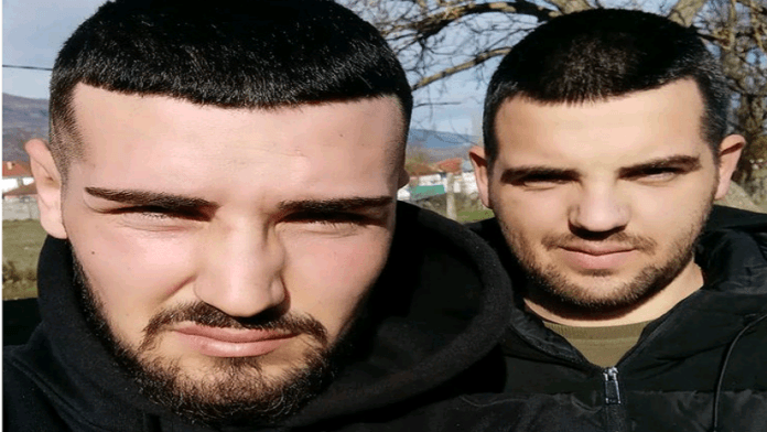 I gjithë fshati në ndjekje të 26-vjeçarit që vrau vëllanë, momenti tronditës kur nëna e thërret