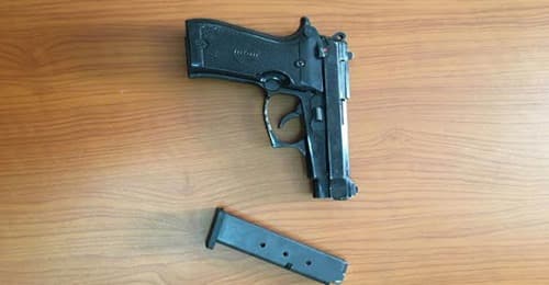 Nxënësi në Skenderaj shkon me armë në shkollë, policia e arreston