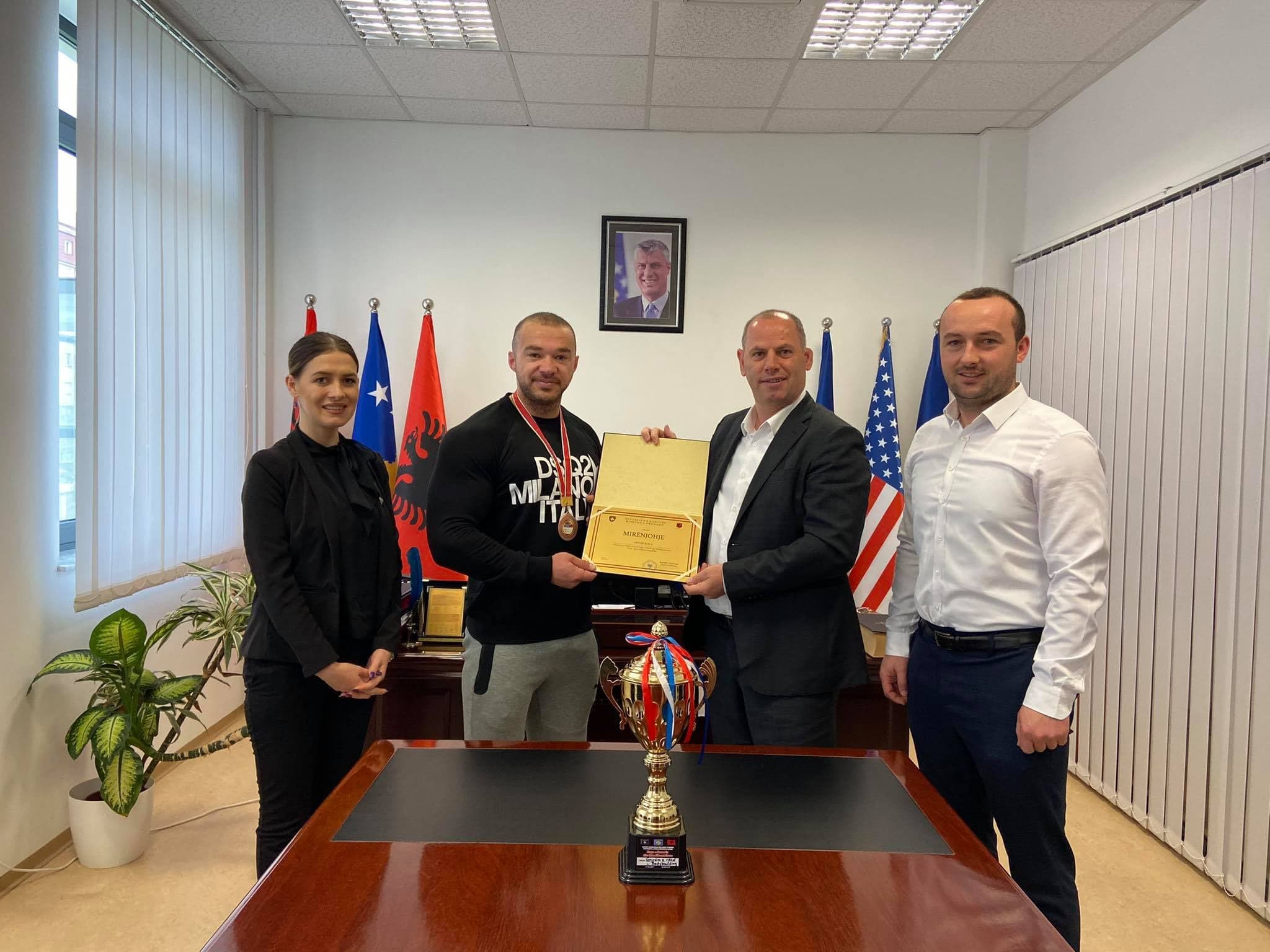 Kryetari Lladrovci pret në takim Arton Kocin, fitues i vendit të parë të Kupës së Kosovës dhe Mbarëkombëtare në Bodybuilding
